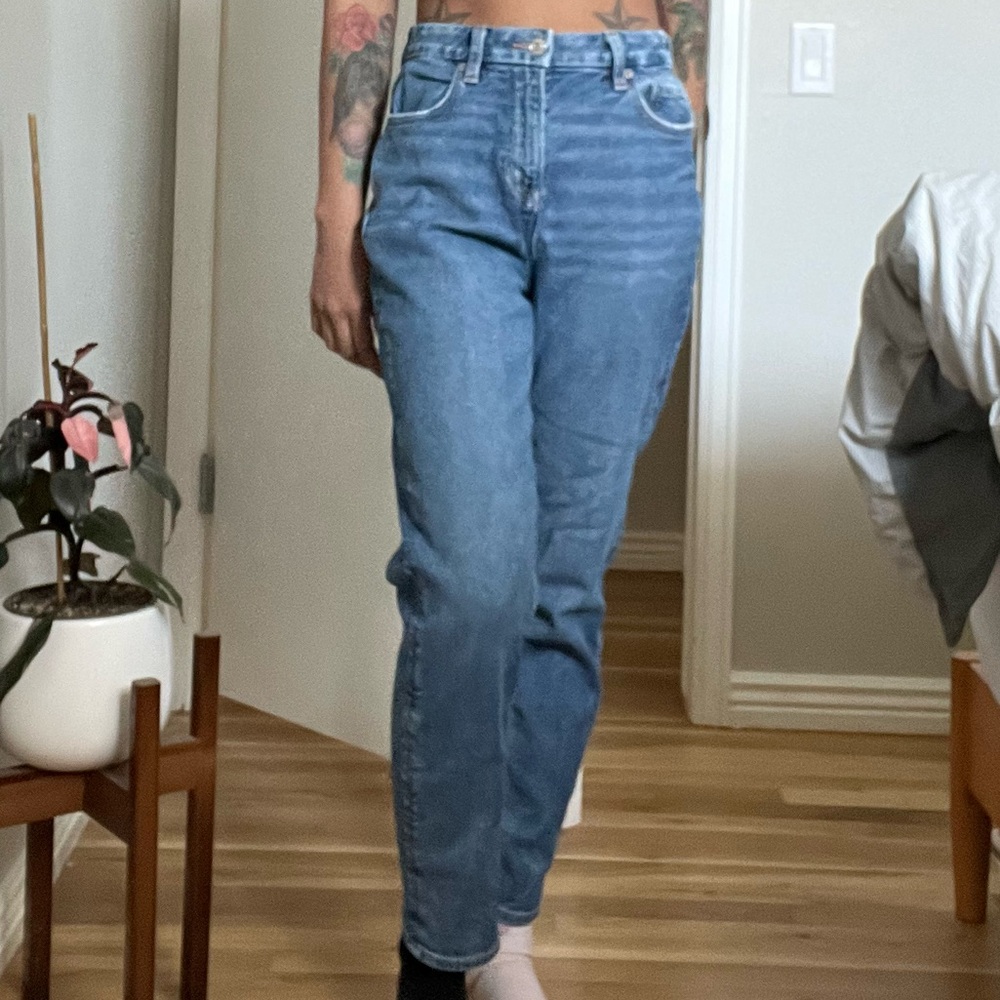 American Eagle, High-waisted straight leg blue jeans.